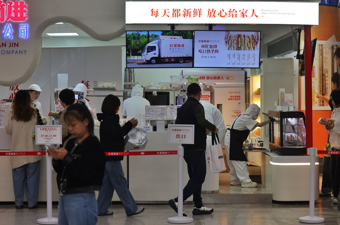 面包店采用简约开放式档口设计，适配地铁紧凑空间布局，契合高峰期客流快进快出的通行特点。新京报记者 王贵彬 摄