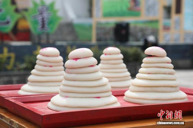 图为新华村村民制作的苔茶糍粑。黎祖艳 摄