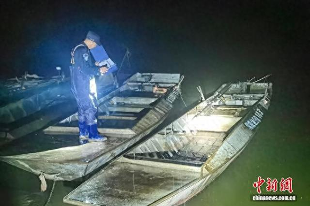 民警例行检查。双鸭山边境管理支队供图