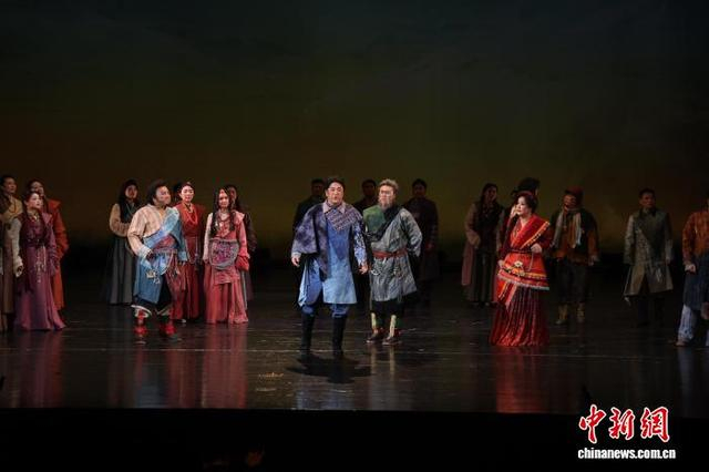 图为歌剧演出现场。中新社记者 张忠苹 摄
