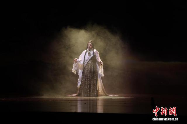 图为歌剧演出现场。中新社记者 张忠苹 摄