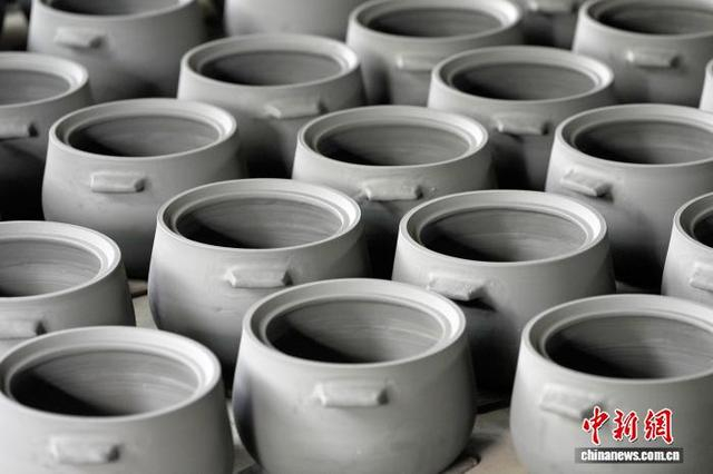 图为正在晾晒的黑砂产品。中新社记者 安源 摄