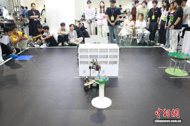 10月16日，自动分拣机器人自主完成立体仓库入库作业。中新社记者 郭其钰 摄
