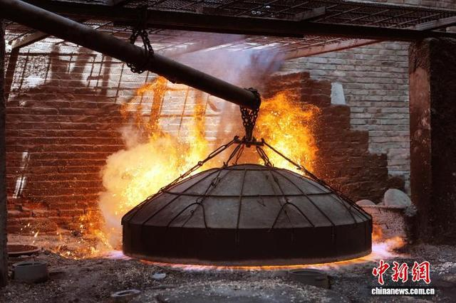 图为开窑瞬间。中新社记者 安源 摄