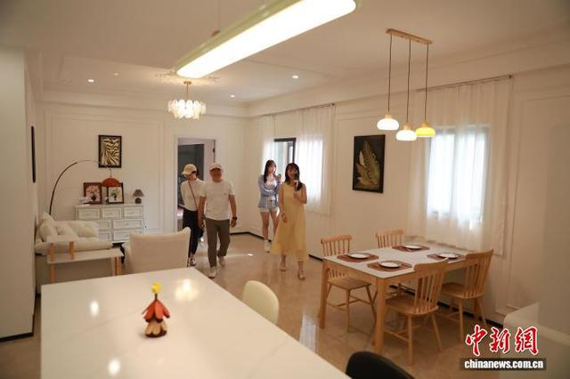 10月16日，漳州荷乐影业短剧片场正式投入运营。郑文典 摄