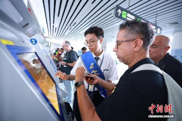 南航工作人员正为广交会客商提供帮助。南方航空 供图