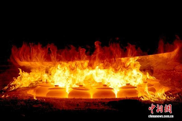 图为正在烧制的砂器。中新社记者 安源 摄