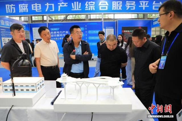 图为参展企业介绍新型制冷涂层。邓小强 摄