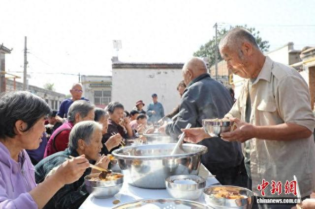 10月15日，河北省衡水市冀州区小寨乡大寨村敬老孝老活动现场。 刘延岭 摄