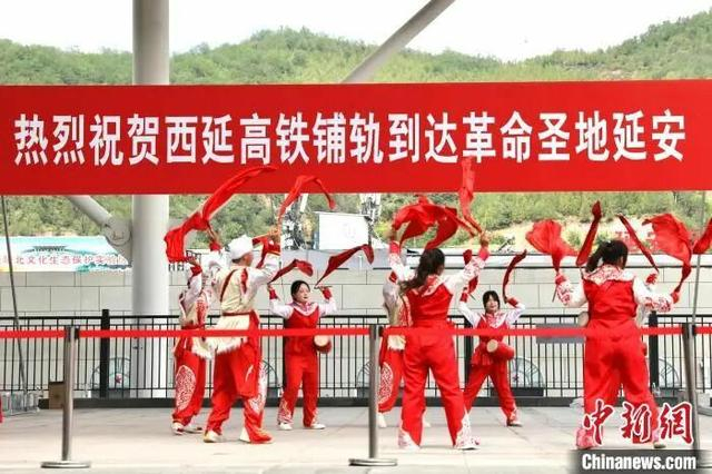 西延高铁铺轨到达延安实现轨道贯通。张远 摄 
