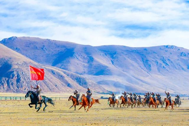 图为玉树独立骑兵连在进行训练。受访单位提供
