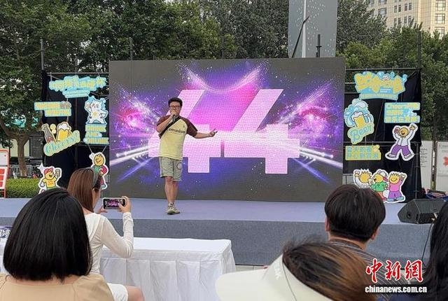 图为刘义博在表演。受访者供图