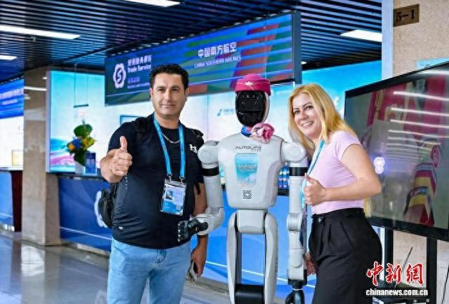 广交会客商与南航服务机器人合影。南方航空 供图