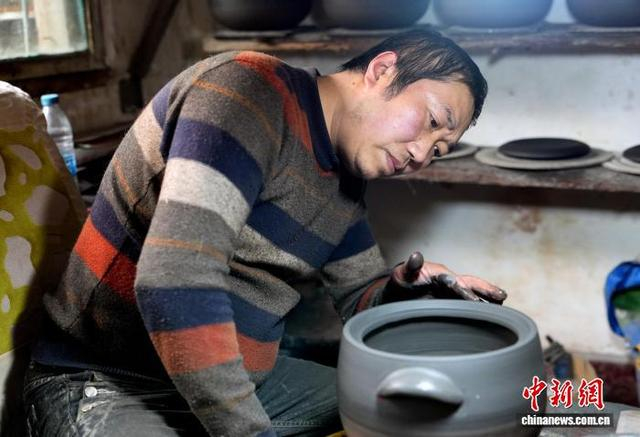 图为砂器制作匠人正在制坯。中新社记者 安源 摄
