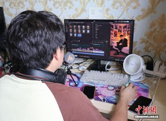 图为刘义博正在剪辑音乐视频。杨馥宁 摄
