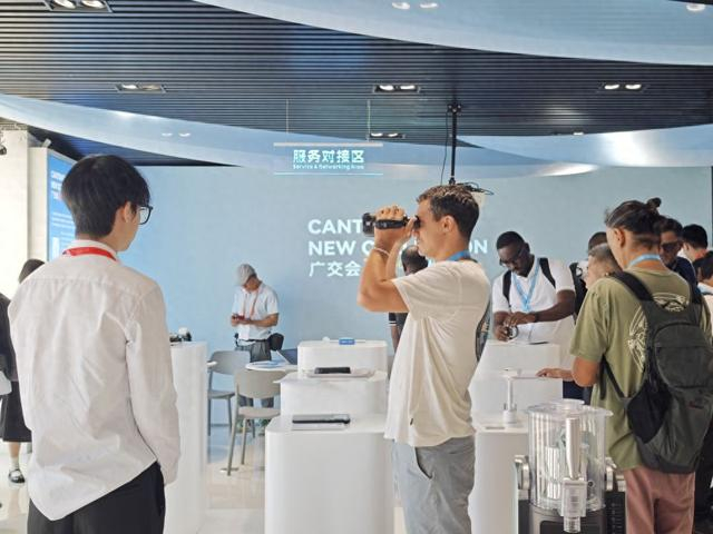 10月15日，采购商在广交会新品首发展示区试用展品。新华社记者钟焯 摄