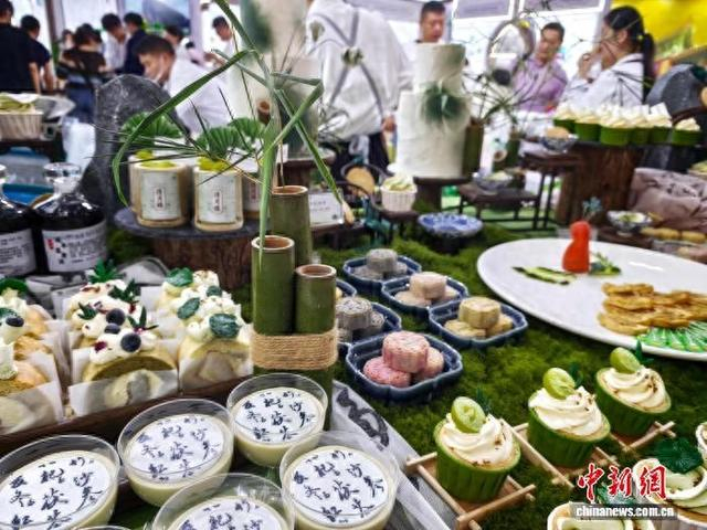 10月16日，在2026中国药都·樟树第57届全国药材药品交易会上，药膳奶冻、草本糕点等创新食疗产品吸睛。王剑 摄
