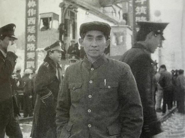 图为折正千在延安铁路铺轨仪式现场。受访者供图 