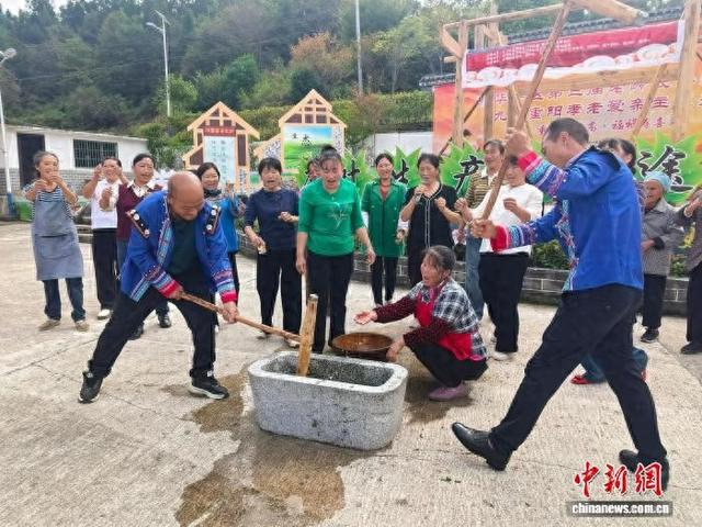 图为新华村的村民在打苔茶糍粑。黎祖艳 摄