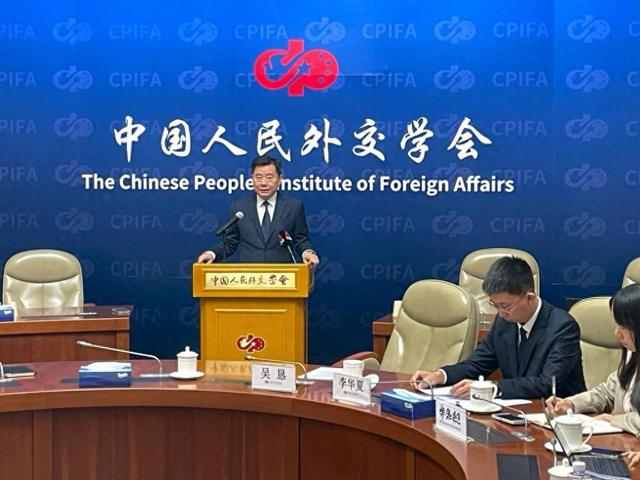 16日上午，吴恳介绍2026全球治理论坛（雄安）总体情况、办会背景和目的。澎湃新闻记者 杨文钦 图