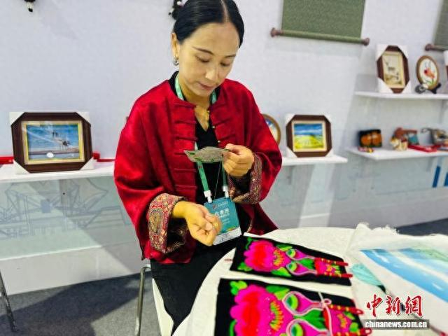 图为绣娘现场绣青绣。孙睿 摄