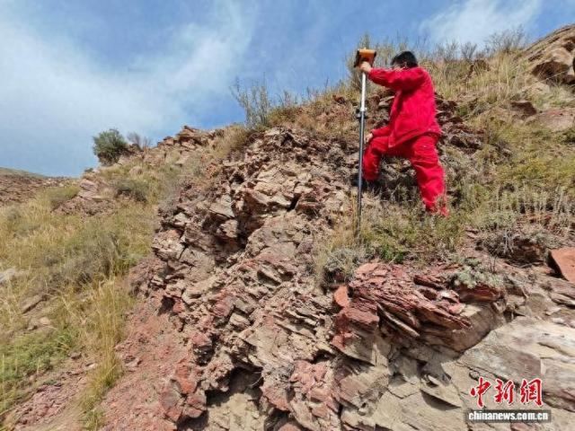 图为山东省煤田地质局第五勘探队队员开展水工环地质调查。 柴明虎 摄