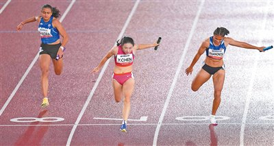 9月29日，陈妤颉（中）在第二十届亚运会田径项目混合4×100米接力决赛中冲线。 新华社记者 王菲 摄