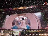 他站在彩带雨里笑的样子，比任何舞台设计都更有温度