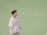 网球友谊赛现场樊振东被大家宠得不行，笑得开心