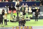 费德勒亮相上海大师赛，与瞿颖同场打网球