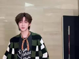 贺峻霖手稳挑战长筷子夹球加走路加答题