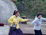央视主持人朱迅打卡崂山，参加重阳登山特别节目彩排