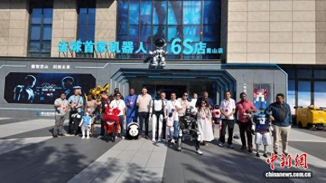 10月14日，外国记者探访昆山一家机器人6S店。中新网记者 孙晨慧 摄