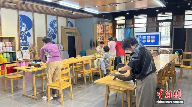 10月16日，“银龄精彩·共育未来”第二届敬老月主题日活动在北京举办，图为长者体验中药香囊制作。中新网记者 张晓曦 摄