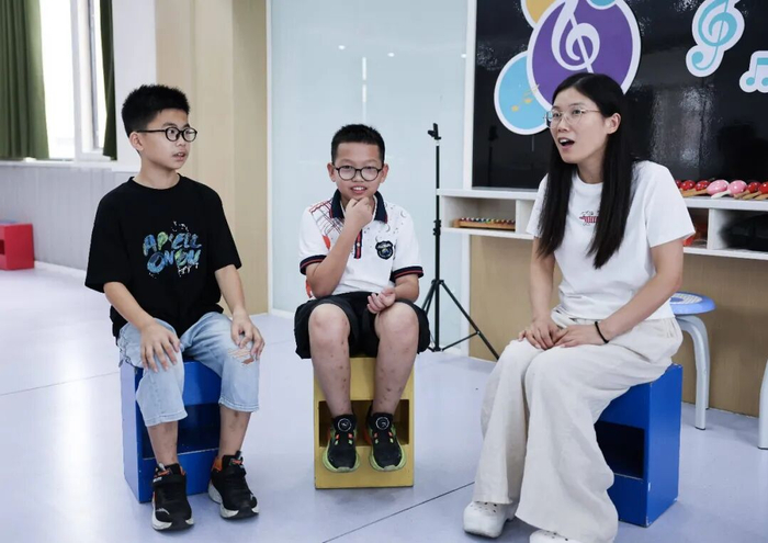 ▲资料图：浙江某小学学生参加“我对老师说句心里话”主题班会，跟班主任进行交流。图/新华社
