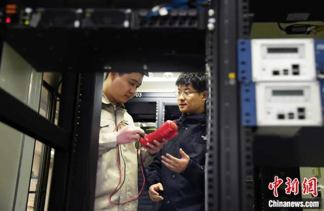 图为乌兰察布职业学院老师为学生讲解数据操作流程。郭小燕 摄