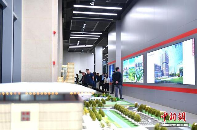 图为活动现场侨界青年代表在雄安新区启动区综合服务中心参观。中新社记者 韩冰 摄