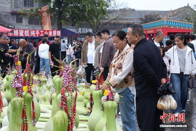 10月17日，山东省聊城市东昌府区，顾客在选购“花头大八宝葫芦”。 中新社记者 周艺伟 摄