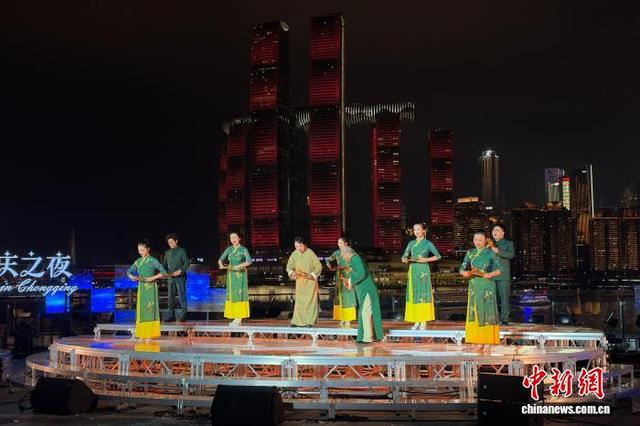 图为川外师生带来金钱板节目《重庆热》。中新网记者 钟旖 摄