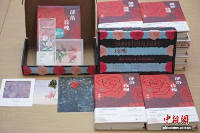 臧棣《部落玫瑰》。主办方供图
