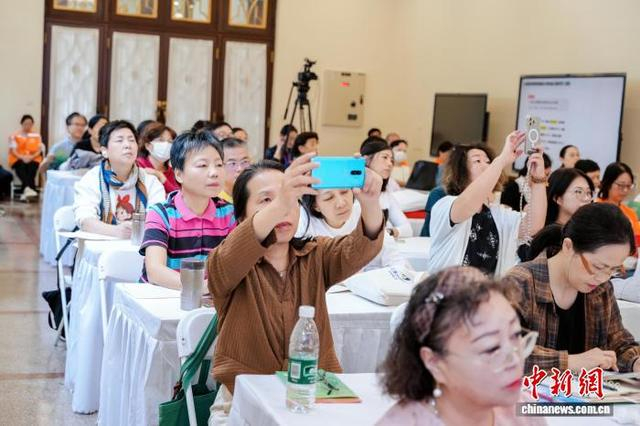 市民在上海老年学习课程展上踊跃学习各类新技能。 上海开放大学供图