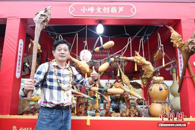 10月17日，山东省聊城市东昌府区，摊主展示形态各异的葫芦产品。 中新社记者 周艺伟 摄