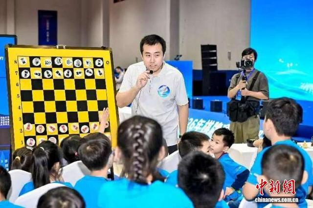 图为国际象棋世界冠军卜祥志指导小棋手。活动主办方供图