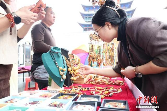 10月17日，山东省聊城市东昌府区，顾客在选购葫芦文创产品。 中新社记者 周艺伟 摄