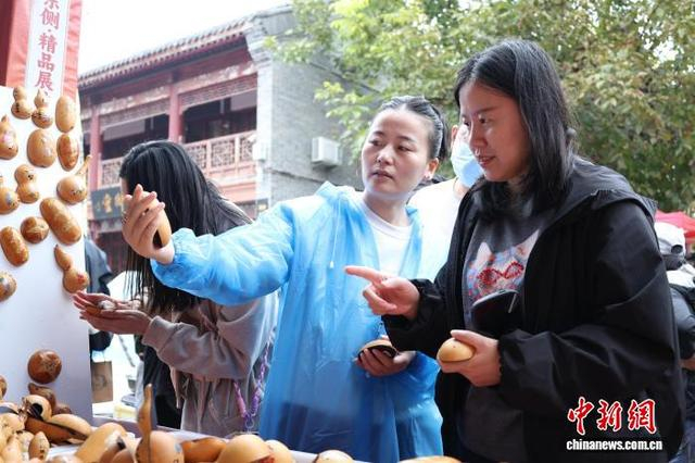 10月17日，山东省聊城市东昌府区，顾客在选购葫芦文创产品。 中新社记者 周艺伟 摄
