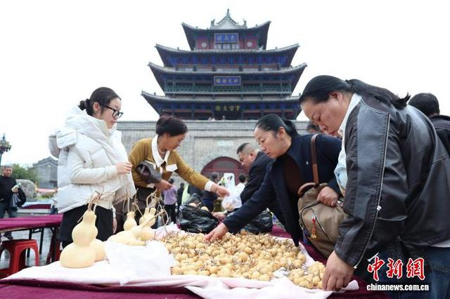 10月17日，山东省聊城市东昌府区，顾客在选购“八宝葫芦”。 中新社记者 周艺伟 摄