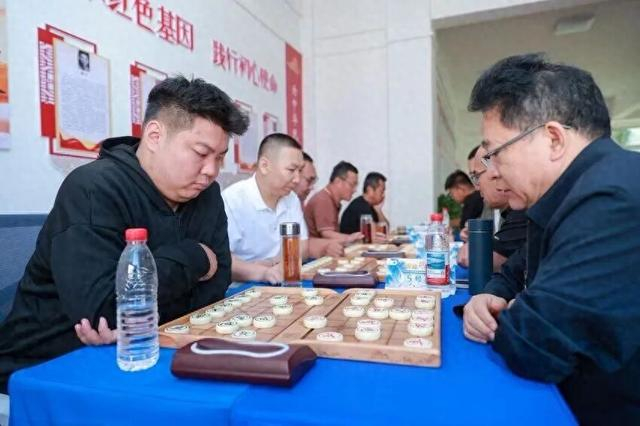 棋友切磋比拼。（内蒙古体彩供图）