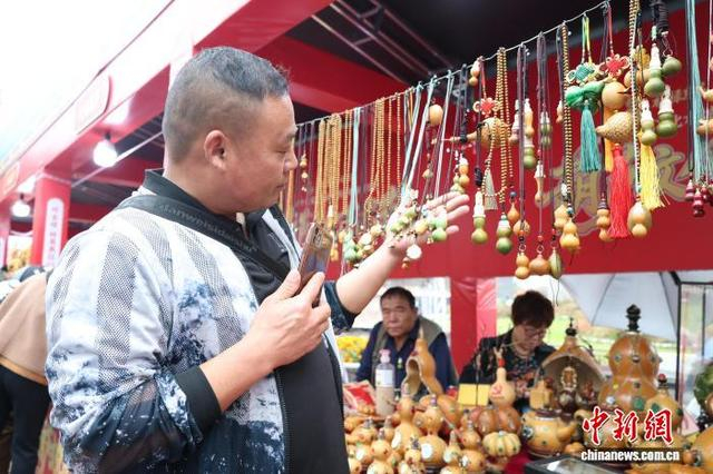 10月17日，山东省聊城市东昌府区，顾客在选购葫芦饰品。 中新社记者 周艺伟 摄