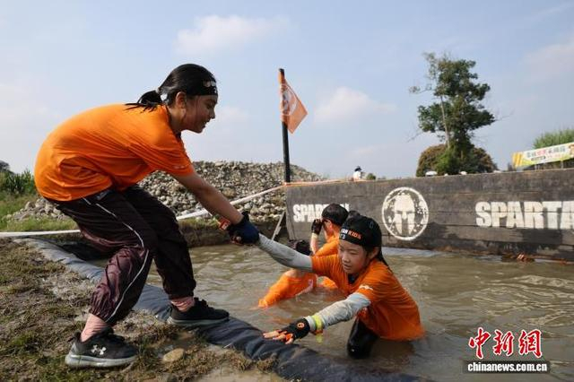 “小勇士”在障碍挑战中。记者 张浪 摄