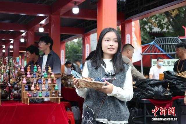 10月17日，山东省聊城市东昌府区，葫芦新青年·创意集市“青春代理人”在介绍葫芦文创产品。 中新社记者 周艺伟 摄